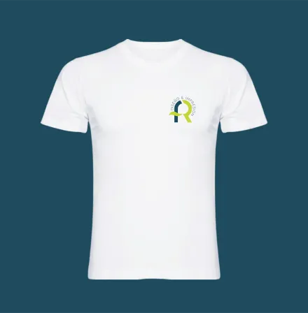 Camiseta blanca con cuello en V mostrando el logo de AFR Diseño & Impresión.