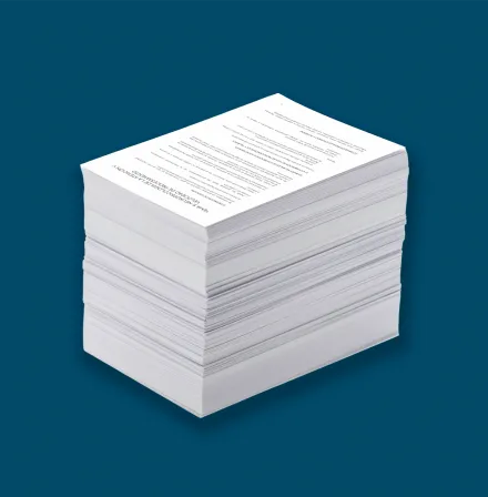 Pila de hojas impresas sobre un fondo azul, con el texto del documento visible en la página superior.