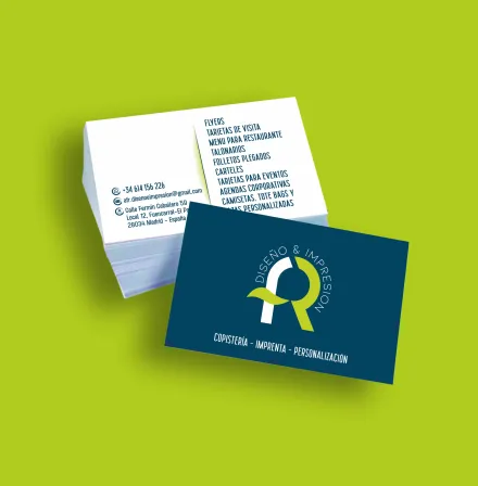 Tarjetas de visita apiladas sobre un fondo verde, mostrando diseño y datos de contacto.