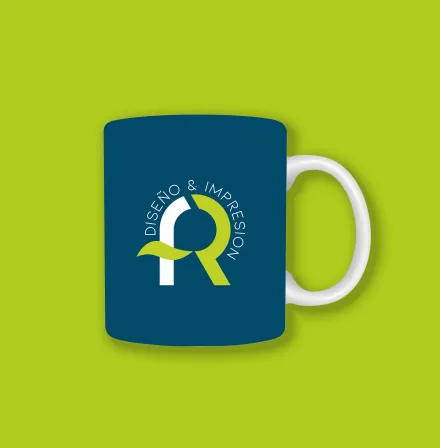 Taza personalizada con el logotipo de AFR Diseño & Impresión sobre fondo verde.