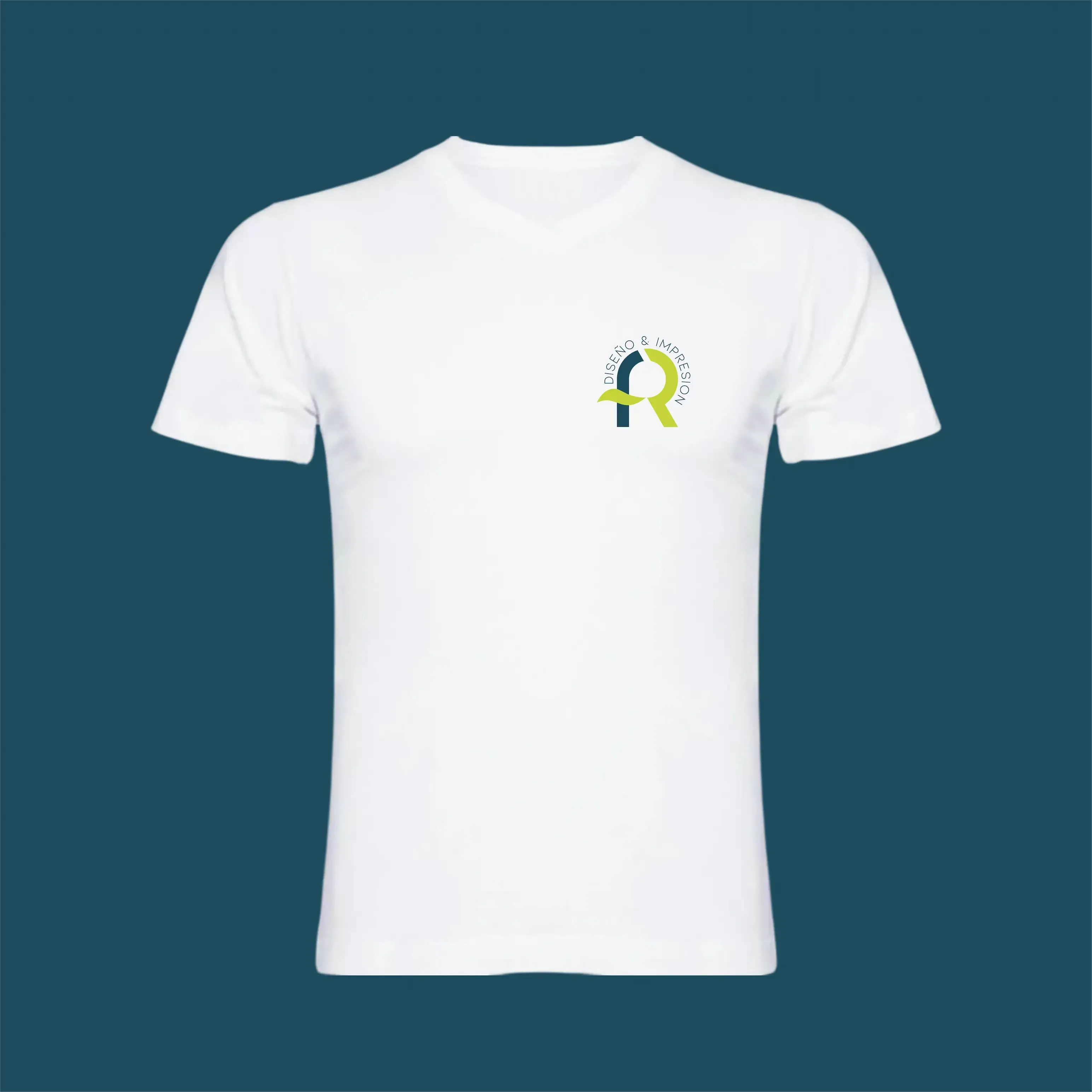 Camiseta blanca con cuello en V mostrando el logo de AFR Diseño & Impresión.